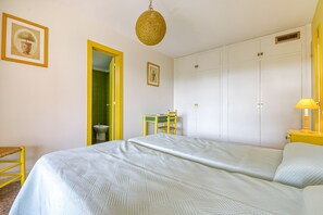 4 habitaciones y tabla de planchar con plancha