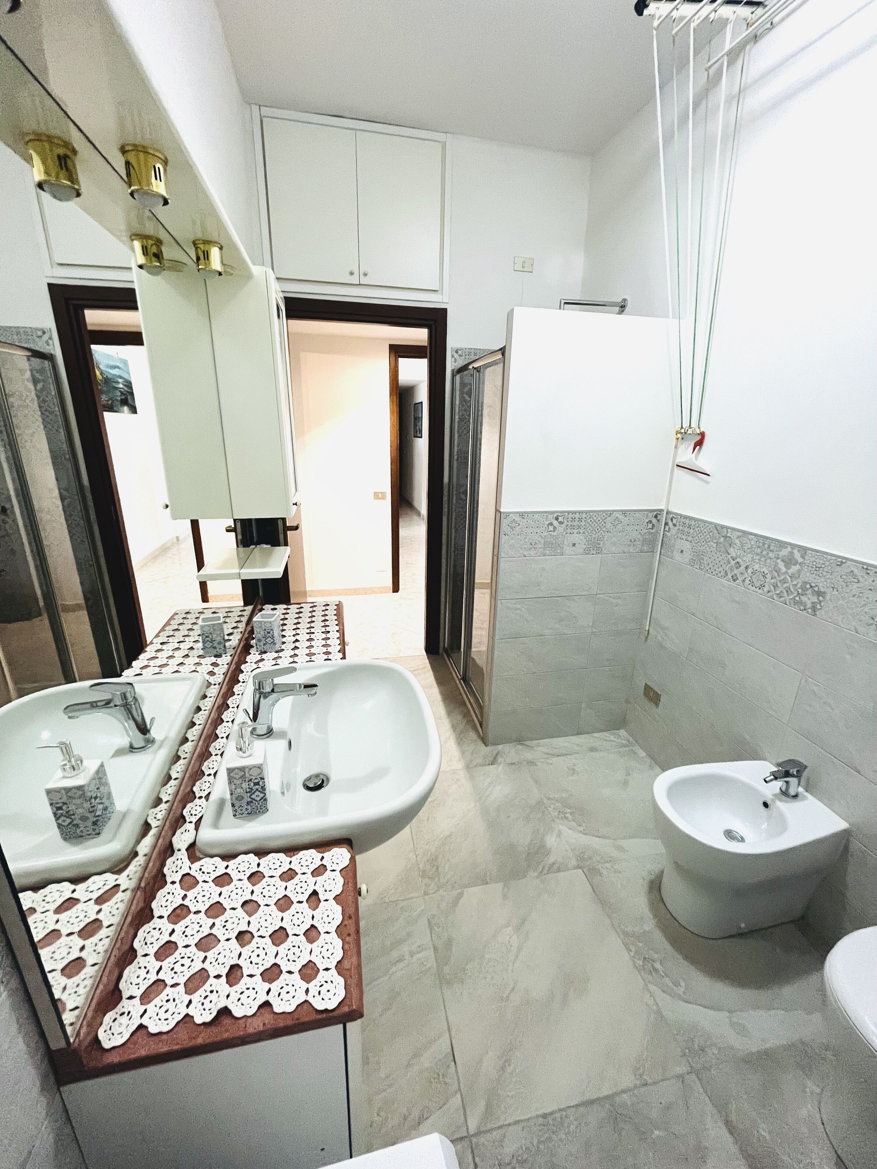 Bathtub, hair dryer, bidet, towels