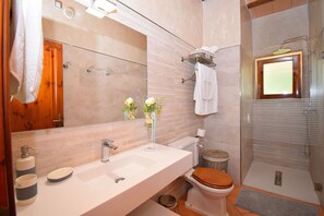 Shower, hair dryer, towels - S'Estret 184 magnificent finca with private swimming pool, terrace, cosy garden and table tennis (Santa Margalida)