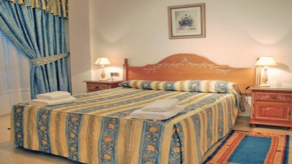 2 bedrooms, iron/ironing board, Internet, bed sheets