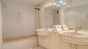 Combined shower/bathtub, hair dryer, bidet, towels