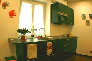 Kühlschrank, Mikrowelle, Herdplatte, Wasserkocher mit Kaffee-/Teezubehör