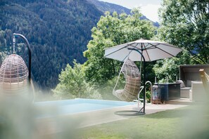 Una piscina al aire libre, una piscina climatizada