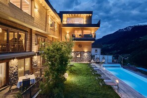 Una piscina al aire libre, una piscina climatizada