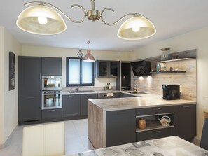 Fridge, microwave, oven, stovetop - Villa with pool for discerning connoisseurs (Bagnols en foret)