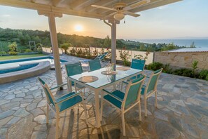 Outdoor dining - Villa Alina in Haniotis with private pool (Chaniotis)