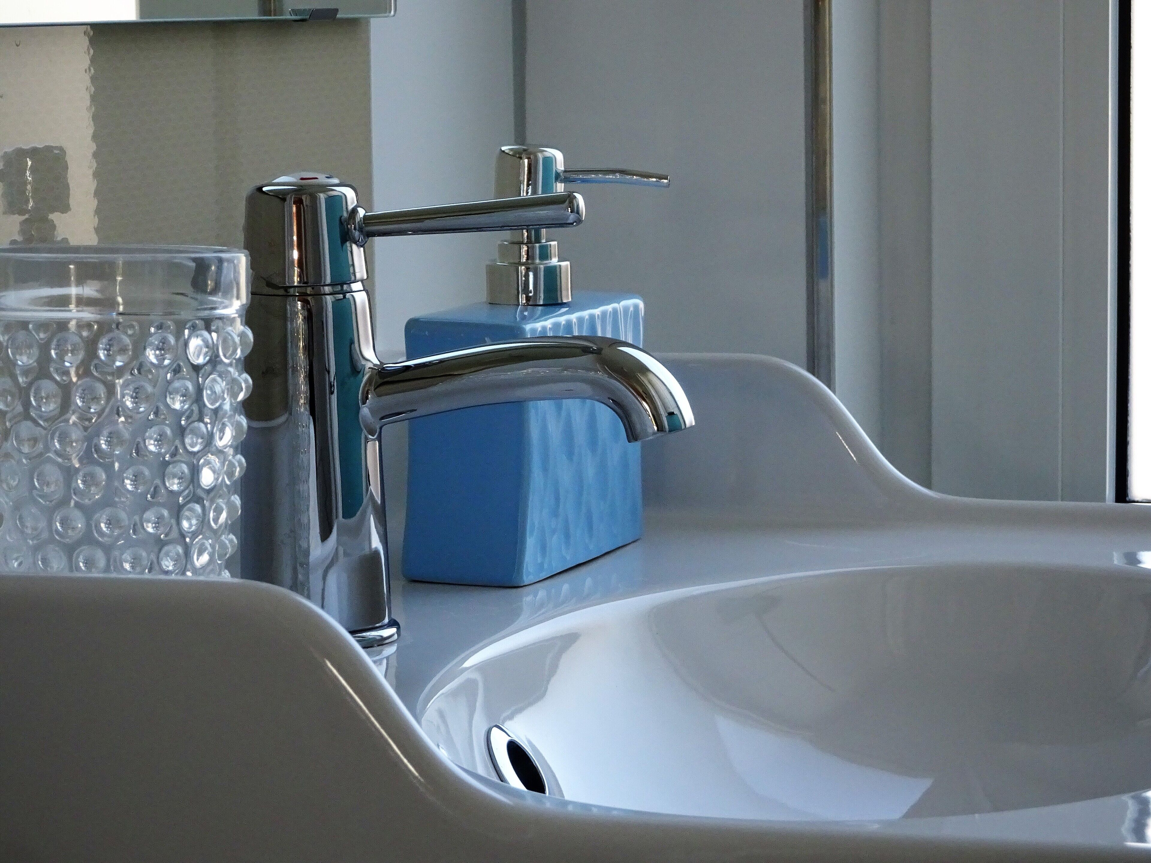 Combined shower/bathtub, hair dryer, towels, toilet paper