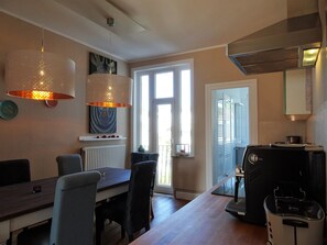 Fridge, oven, stovetop, dishwasher - extravagant old building 80m² center, Lübeck, 3 bedrooms, kitchen, XXL sofa (St. Gertrud)
