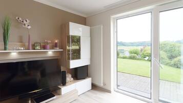 Smart-TV, DVD-Player, Bücher, Musikbibliothek