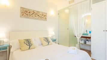 3 bedrooms, iron/ironing board, Internet, bed sheets