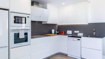 Frigorífico, microondas, horno y lavavajillas