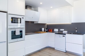 Fridge, microwave, oven, dishwasher - Sunny Townhouse With Terrace in Mallorca (Son Serra de Marina)