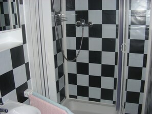 Shower, towels, soap, toilet paper - Small apartment central location Fulda Rhön Vogelsberg Hesse 2 pers. (Künzell)