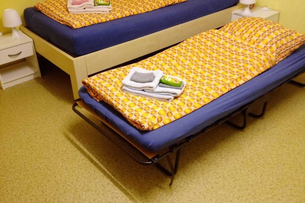 Bett und Klappbett mit Abstand nebeneinander