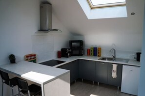 Réfrigérateur, micro-ondes, four, plaque de cuisson