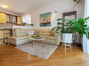 TV, DVD player, books, video library - New apartment on the island of Rab (Rab)