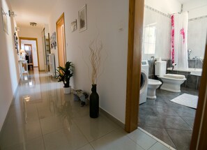 Duschwanne, Haartrockner, Bidet, Handtücher