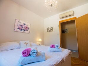 2 Schlafzimmer, Schreibtisch, schallisolierte Zimmer