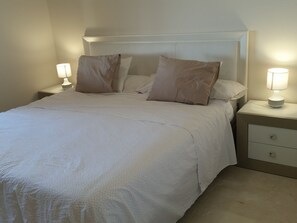 2 عدّة غرف نوم ومكواة/لوح كي وواي فاي وملاءات أسرّة