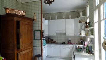 JÀÀkaappi, mikroaaltouuni, uuni, liesi