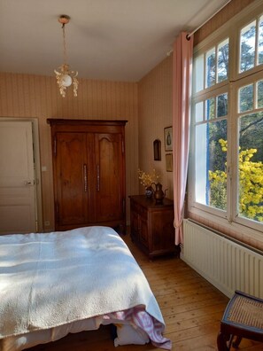 5 室のベッドルーム、アイロン / アイロン台、WiFi (無料)