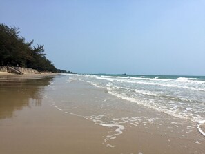 Chaises longues, serviettes de plage