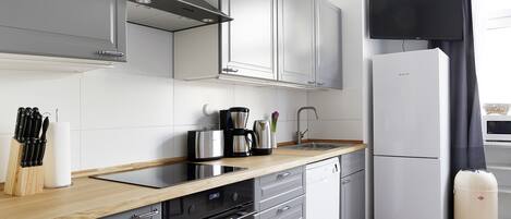 Køleskab, mikrobølgeovn, ovn, kogeplade