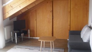 Fernseher, Bücher, Stereoanlage