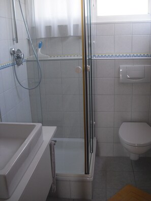 Dusche, Haartrockner, Handtücher, Seife