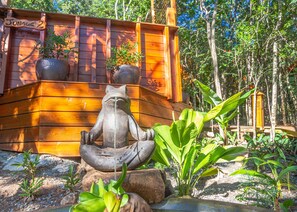 Experience tranquility in our Jungle 2 area, featuring a striking cat sculpture amidst lush gardens.