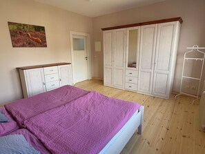 1 bedroom, travel cot, free WiFi, bed sheets