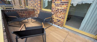 Appartement avec balcon dans une maison spacieuse avec cour et jardin