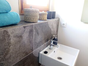 Douche, serviettes fournies, papier toilette
