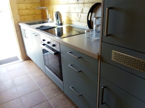 Een koelkast, een oven, een kookplaat, een vaatwasser