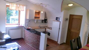 Coffee/tea maker, fridge, microwave, oven