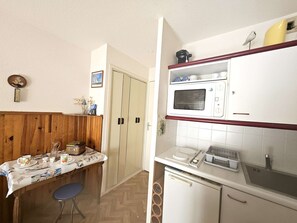 Køleskab, mikrobølgeovn, ovn, kogeplade