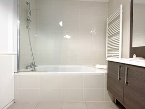 浴缸、吹风机、毛巾