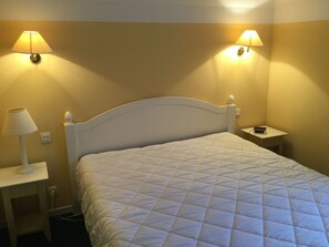 2 Schlafzimmer, Bügeleisen/Bügelbrett