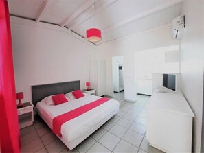 Iron/ironing board, travel cot, free WiFi, bed sheets