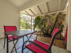 Outdoor dining - Sapotille Bungalow in nature 2 minutes from the sea (Saint-François)
