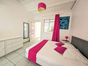 مكواة/لوح كي وسرير سفر وواي فاي مجانًا وملاءات أسرّة