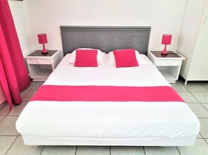 Fer et planche à repasser, lit parapluie, Wi-Fi gratuit, draps fournis