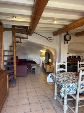 TV, DVD player, books, stereo