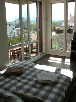 Soundproofing, free WiFi, bed sheets