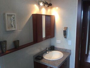 Dusche, Haartrockner, Handtücher, Seife