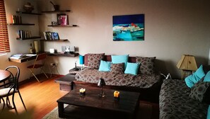 Smart-TV, DVD-Player, Bücher, Stereoanlage