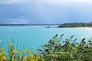 Plage à proximité, chaises longues