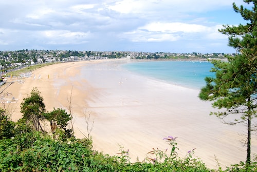 VILLA GROUND FLOOR, NEAR THE BEACH, SEA VIEW, INTERNET, BIG GARDEN