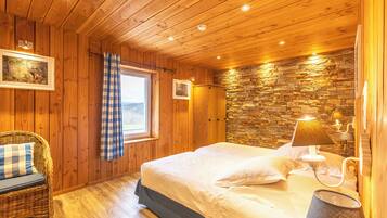 9 bedrooms, WiFi, bed sheets, wheelchair access