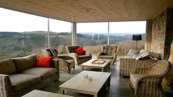 Televisión, chimenea, reproductor de DVD y futbolito